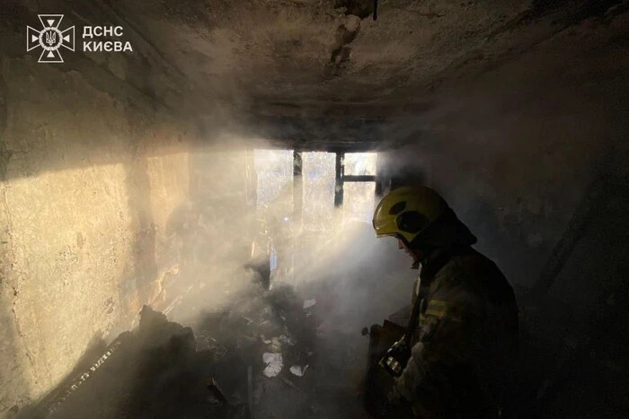 Пожежа в п’ятиповерхівці у Солом’янському районі: врятовано чотирьох людей