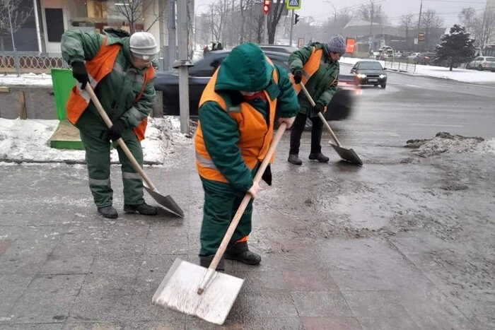 Ожеледиця у Києві: комунальники вивели сотні одиниць техніки, але пересуватися містом складно