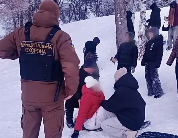 Киянка постраждала, катаючись на санчатах у парку “Відрадний” (знімки)