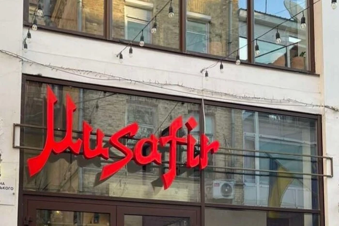 Зігрітися та зарядити телефон уночі: відомий ресторан у центрі Києва змінив режим роботи