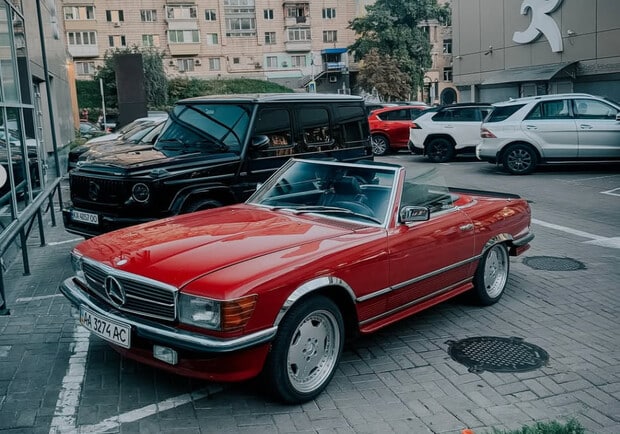 В Киеве заметили затюнингованный редкий Mercedes-Benz 560 SL -