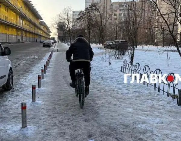 Хто відповідає за розчищення снігу у дворах? Кличко звинувачує Зеленського.