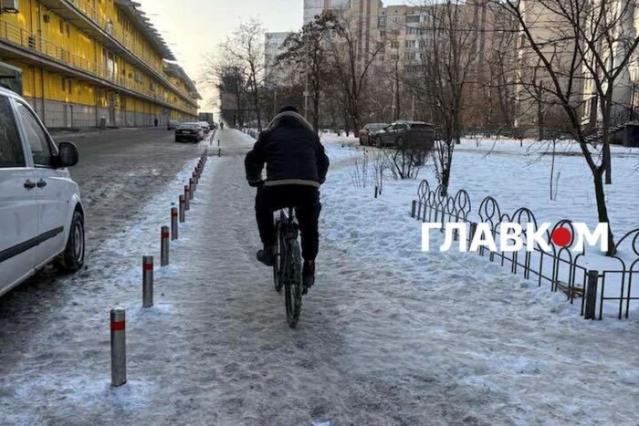 Хто має прибирати двори від снігу? Кличко перевів стрілки на Зеленського