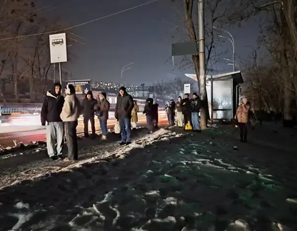 Київ: Автобусна заміна трамваїв викликала нарікання через помилки в застосунках і тривале очікування.