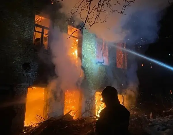 Київ у вогні: загоряння в Голосієві, горіла будівля на три поверхи (фото)