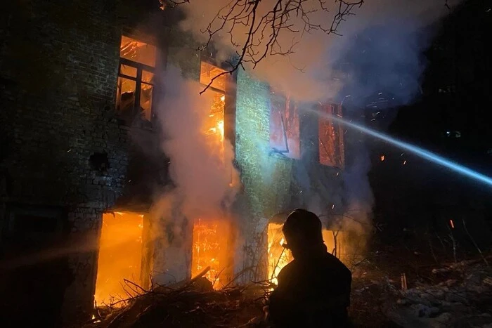 Пожежа в Києві: у Голосіївському районі палала триповерхівка (фото)