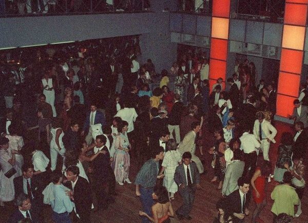 Топ шлягеры 80-х и 90-х – Хелга Кристи и команда ROCK YOU! – Шоу Киев Vgorode.ua