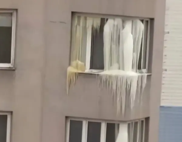 Величезний порив труб у київському ЖК “Корона”: вікна багатоповерхівки обледеніли (знімки)