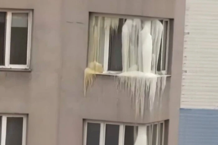 Масштабна поломка труб у столичному ЖК «Корона»: вікна багатоповерхівки вкрилися кригою (фото)