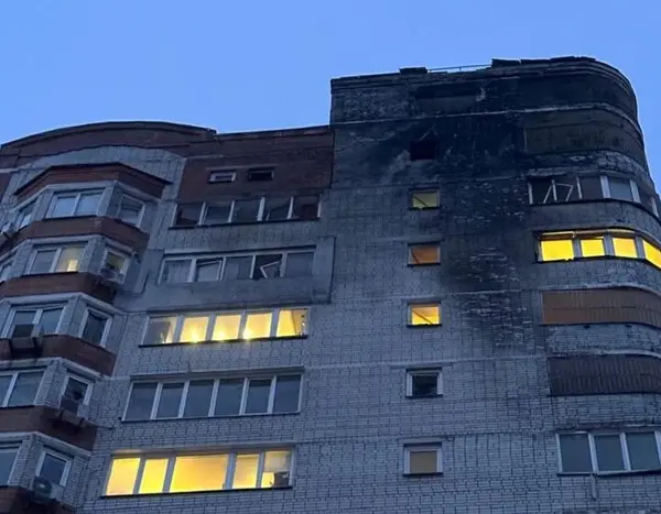 Київ під ранковим ударом: частина дрона пошкодила багатоповерхівку в Солом’янському районі (знімки)