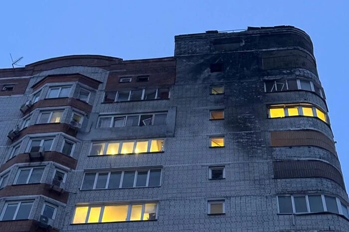 Ранкова атака на Київ: уламок дрона влучив у 15-поверхівку в Солом’янському районі (фото)