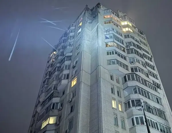 В Голосієві дрон пошкодив багатоповерхівку.