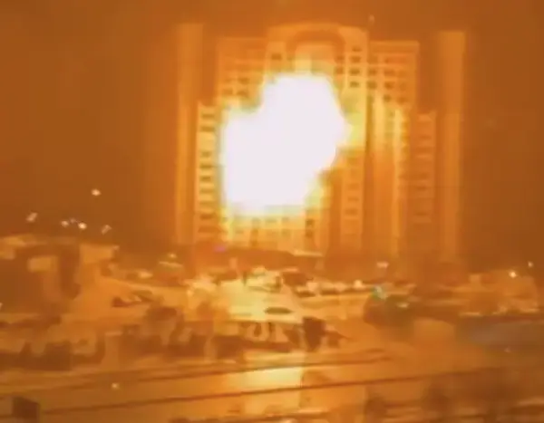 “Shahed” вдарив по багатоповерхівці в київських Позняках: відео моменту прильоту.