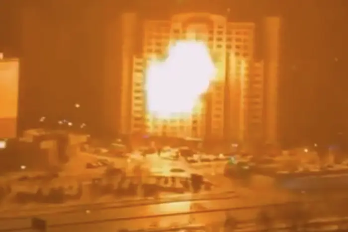 «Шахед» атакував багатоповерхівку на столичних Позняках: зʼявилося відео з моментом влучання