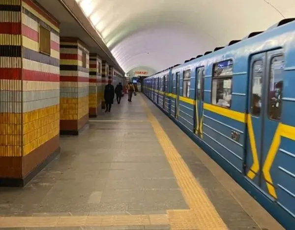 В Києві, внаслідок російського нападу, графік руху поїздів метро змінено.