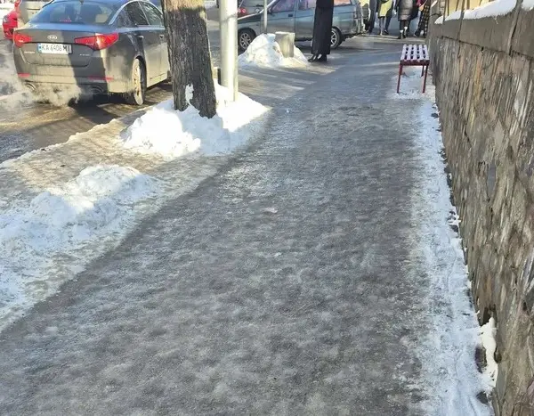 Повсюдна слизькота поряд із Інститутом травматології. Фотозвіт із серця Києва