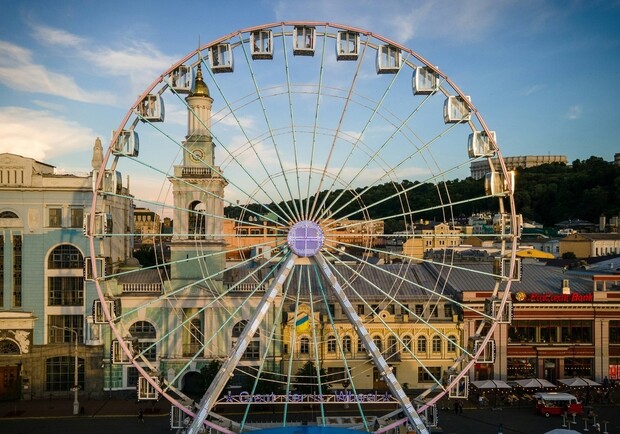 Суд запретил работу колеса обзора на Контрактовой площади в Киеве - Фото: Artem Zhukov, Unsplash