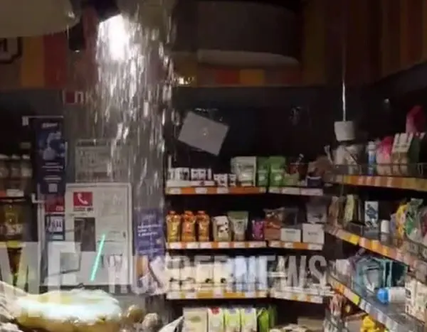 Потоп в магазині: в київському “Сільпо” на Русанівці прорвало водопровід (відео)