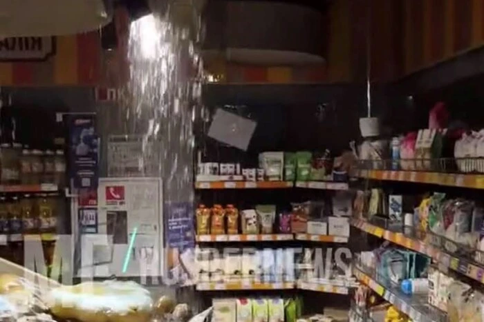 «Злива» у торговому залі: у київському «Сільпо» на Русанівці прорвало труби (відео)