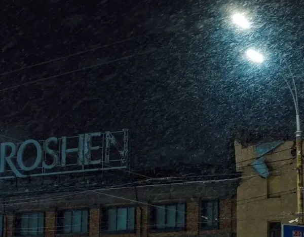 В Києві внаслідок нічної атаки пошкоджено фабрику Roshen (фото, відео)