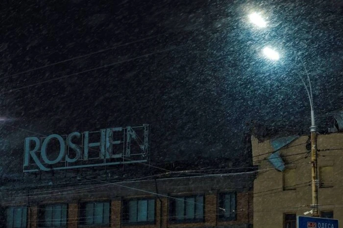 У Києві постраждала фабрика Roshen через нічний обстріл (фото, відео)