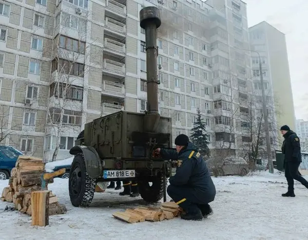 Критична обстановка в Києві: служби порятунку організували мобільні пункти обігріву.
