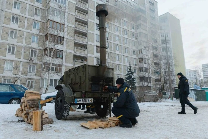 Надскладна ситуація в Києві: рятувальники розгорнули наметові пункти обігріву 