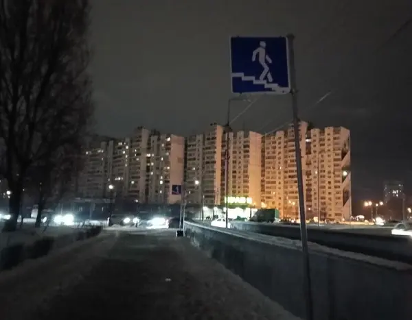 Мешканка Києва поділилася історією про те, як у районі Позняки жителі спільно з працівниками ЖКГ захищали багатоповерхівку від холоднечі.