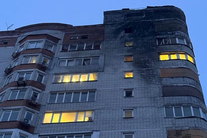 Влучання дрона у 15-поверхівку в Солом’янському районі: поліція показала наслідки