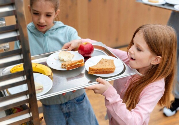 Безкоштовні гарячі обіди у школах України з вересня – програма для учнів…