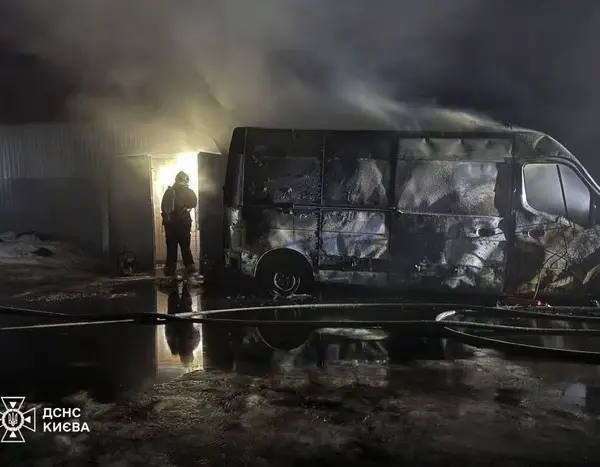 На Дарниці: пожежники понад годину приборкували вогонь на складі та у вантажівках (знімки)