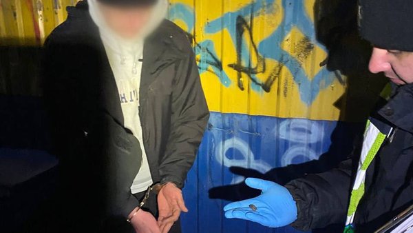 У Святошинському районі Києва схопили чоловіка, ймовірно, причетного до збуту наркотичних речовин.