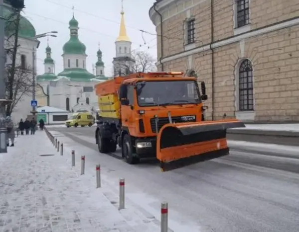 Київ бореться зі снігом: з’ясовано, скільки одиниць техніки працює сьогодні.