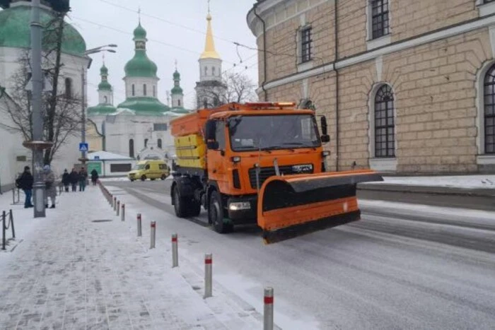 У Києві триває прибирання снігу: скільки техніки задіяли комунальники сьогодні