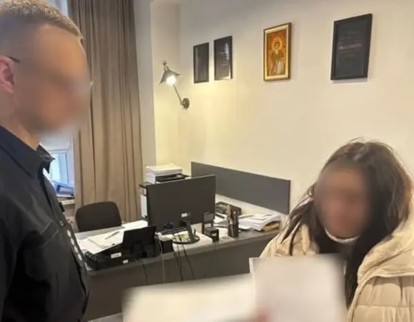 Вплив на базу даних військовозобов’язаних: київській співробітниці військкомату висунуто обвинувачення.