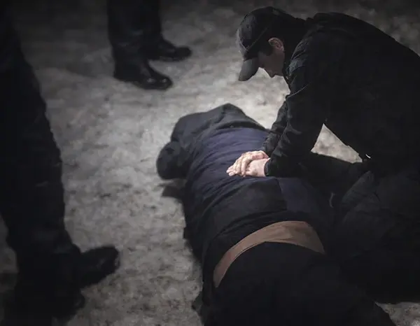 В Києві затриманий помер. Правоохоронці оприлюднили відео з бодікамер.