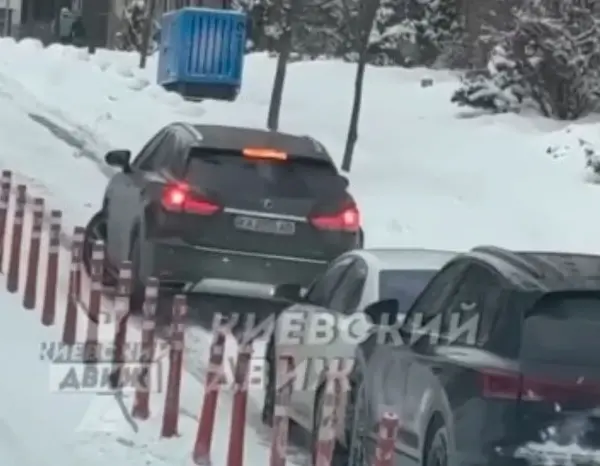 Київ: авто влетіло в скупчення машин на слизькій дорозі під час підйому (відеозапис)