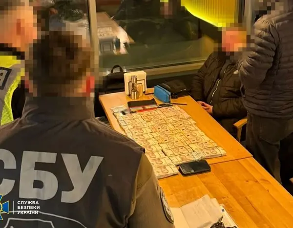 Посадовця Київської міської держадміністрації затримали за хабар у мільйон за дозвіл на тендер.