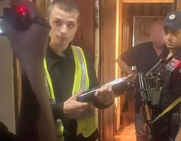 57-річний мешканець Києва відповідатиме за зйомки порно та наругу над дітьми з оточення.