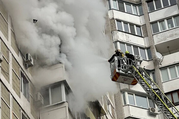 У Святошинському районі Києва горіла квартира на 10 поверсі: подробиці від ДСНС