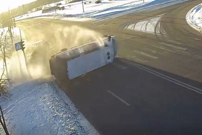 На Троєщині автівка перевернула бус: зафіксовано мить аварії