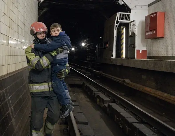 Київ: через відключення світла з метро вивели близько 500 людей