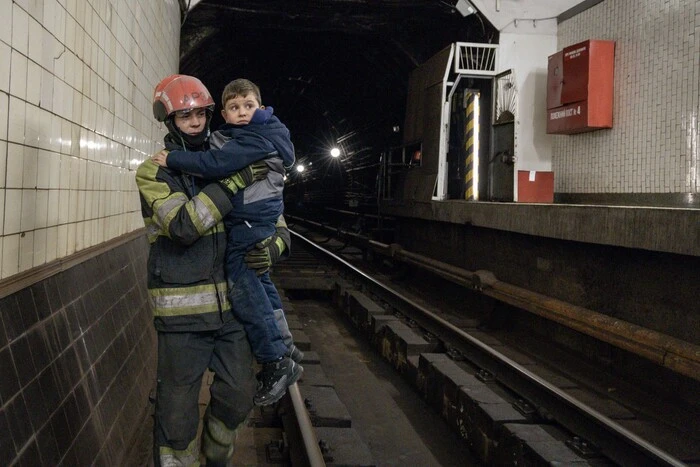 Блекаут у Києві: з тунелів метро довелося евакуювати майже півтисячі пасажирів