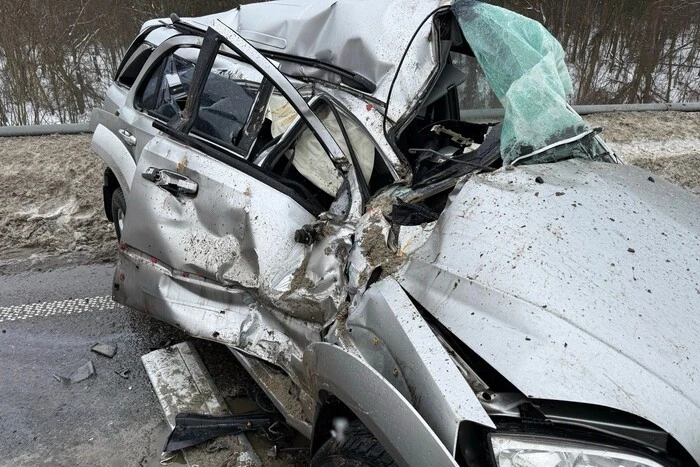 ДТП на трасі Київ–Харків: легковик влетів у вантажівку, є постраждалі