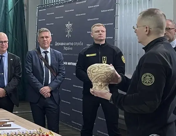 Київські митники запобігли вивезенню унікальної трипільської вази (фото)