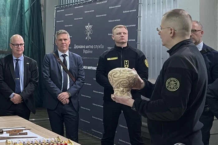 Київські митники запобігли вивезенню унікальної трипільської вази (фото)