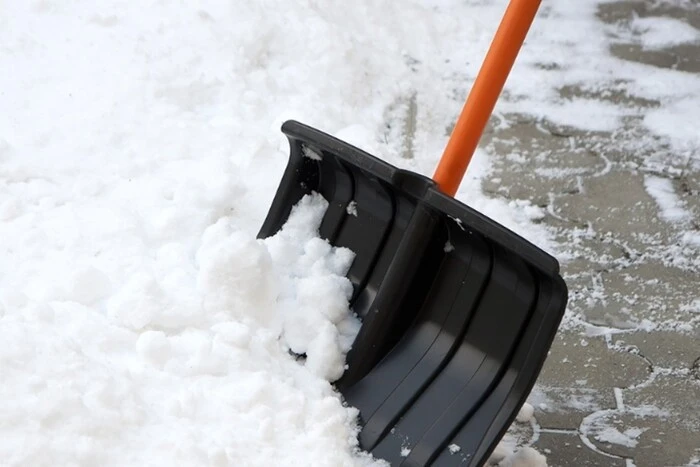 У Києві правоохоронці покарали чоловіка за те, що розчищав сніг