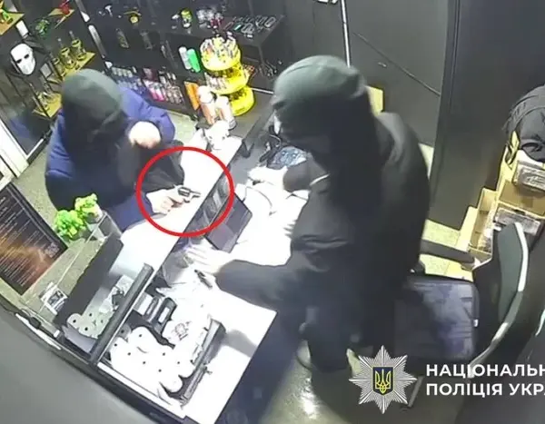 У Києві крамар та його поплічник сфабрикували пограбування тютюнової лавки