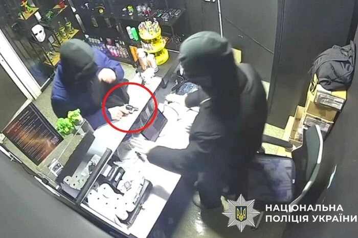 У Києві крамар та його поплічник сфабрикували пограбування тютюнової лавки