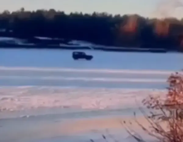 Машина з пасажирами провалилася під кригу на Київському морі.